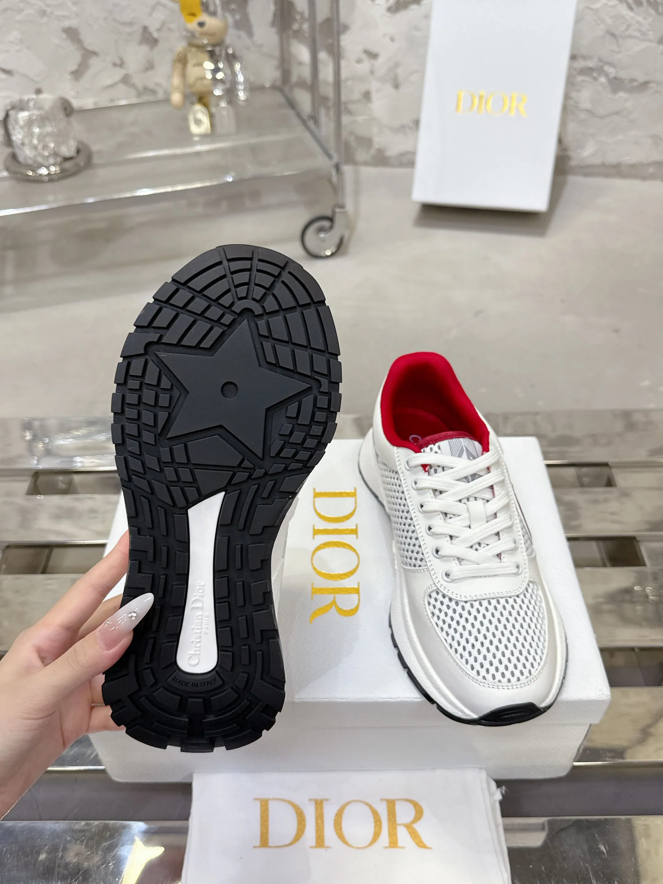 Factory price 680💰 Top version! ! ! Dior Dior's latest Run'n'Dior series, couple's thick-soled casual sneakers, originally purchased, developed and manufactured. This Run'n'Dior reinterprets sports style with an elegant and fashionable shape. The upper is crafted from white mesh fabric and features the Christian Dior Paris signature on the laces and heel. The exquisite two-color sole is light and soft, which can add a high-end temperament to all kinds of casual looks. Exquisite packaging at the delivery counter 🛍📦 ▪️Fabric: Original customized imported first-layer cowhide ▪️Inner lining: Imported original lining ▪️Sole: Original molded non-slip TPU material ▪️Size: Women's 35-41 / Men's 39-46 (Female 40 41 / Men's 38.45.46 customized)